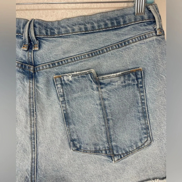 Good American Distressed Denim Shorts Women’s 14/32 - Picture 8 of 10